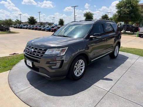 Used 2017 Ford Explorer XLT FWD image 3