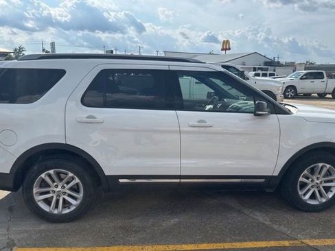 Used 2017 Ford Explorer XLT FWD image 5
