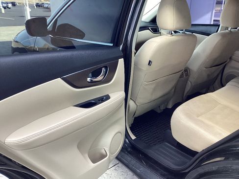 Used 2016 Nissan Rogue SV image 16