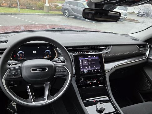 Used 2023 Jeep Grand Cherokee Laredo image 7