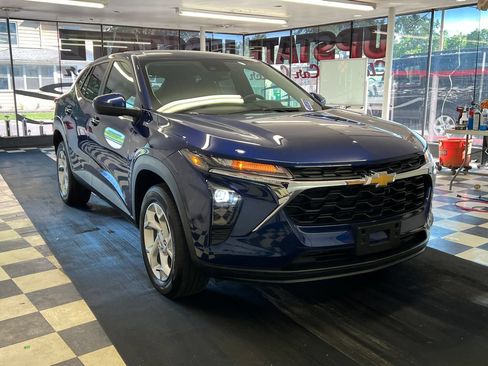 Used 2024 Chevrolet Trax LS w/ LS Convenience Package FWD image 1