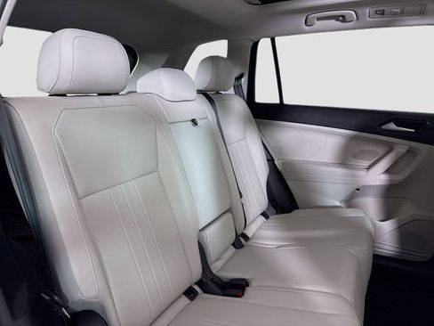 Used 2022 Volkswagen Tiguan SE w/ Panoramic Sunroof Package image 27