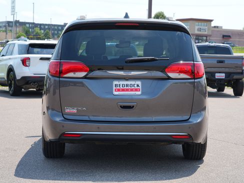 Used 2018 Chrysler Pacifica Touring-L Plus w/ Advanced Safetytec Group FWD image 4