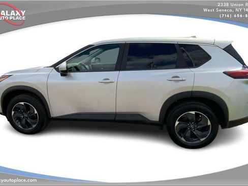 Used 2025 Nissan Rogue SV image 8