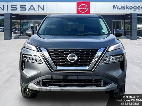 Used 2021 Nissan Rogue SV image 2