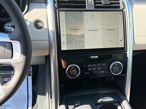 New 2025 Land Rover Discovery Dynamic SE image 29