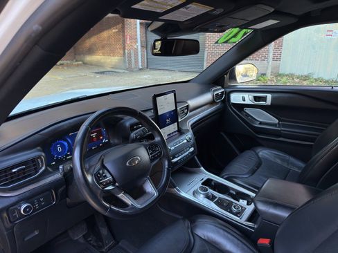 Used 2020 Ford Explorer Platinum w/ Premium Technology Package image 19