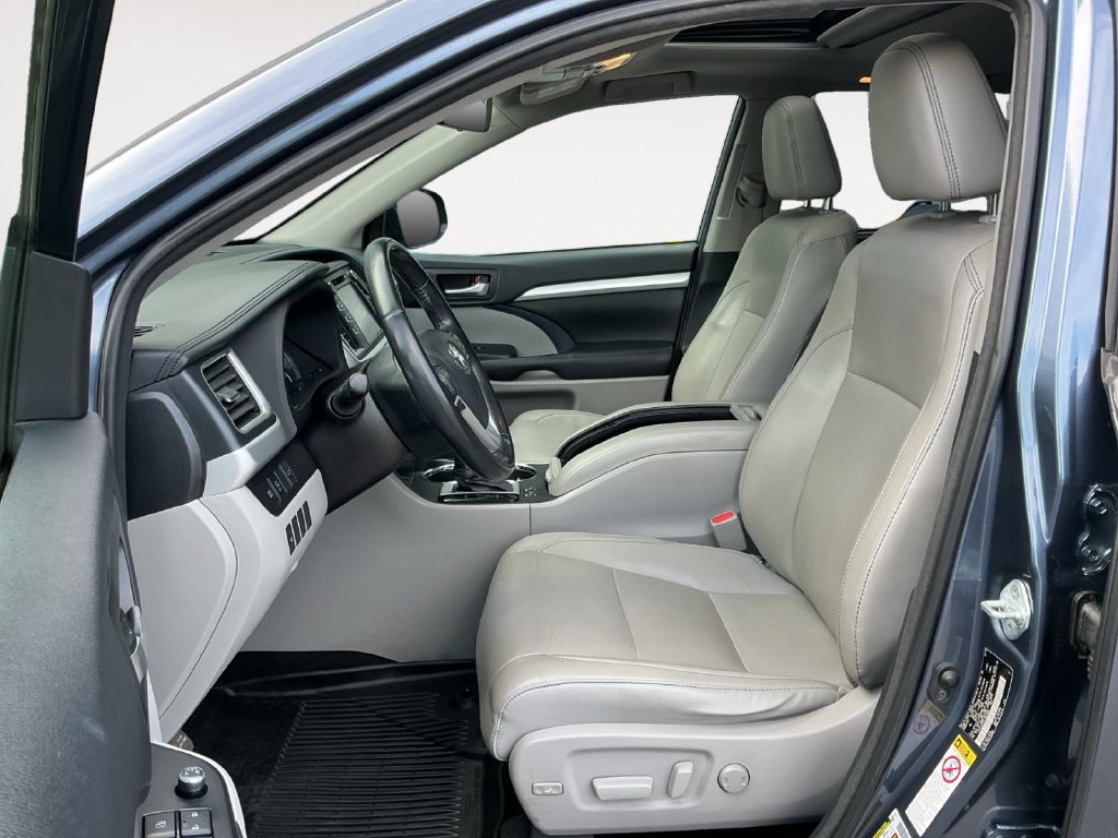 Used 2018 Toyota Highlander XLE AWD/4WD image 16
