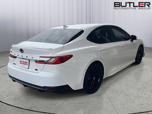 Used 2025 Toyota Camry SE w/ Convenience Package image 6