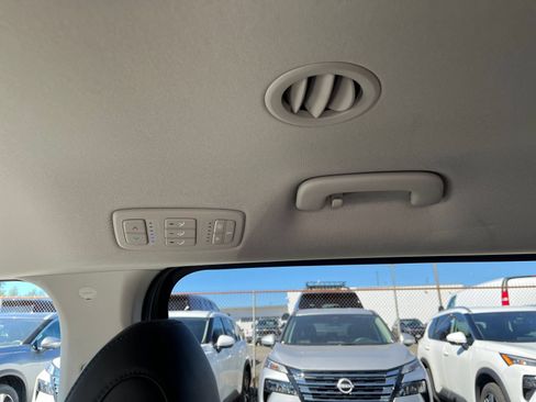 Used 2023 Kia Carnival LX FWD image 19