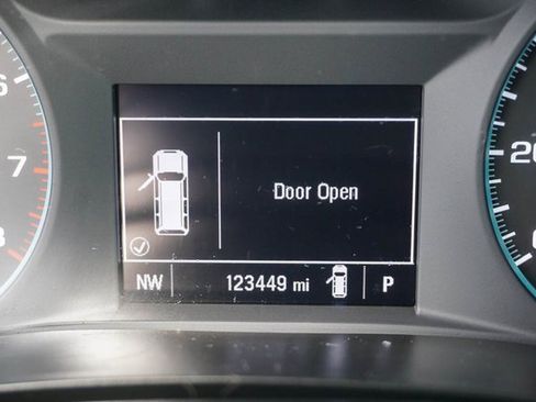 Used 2022 Chevrolet Traverse LT image 28