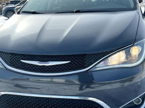 Used 2019 Chrysler Pacifica Touring-L image 11