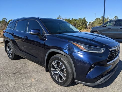 Used 2021 Toyota Highlander XLE image 18