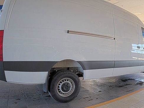 Used 2024 Mercedes-Benz Sprinter 2500 image 3