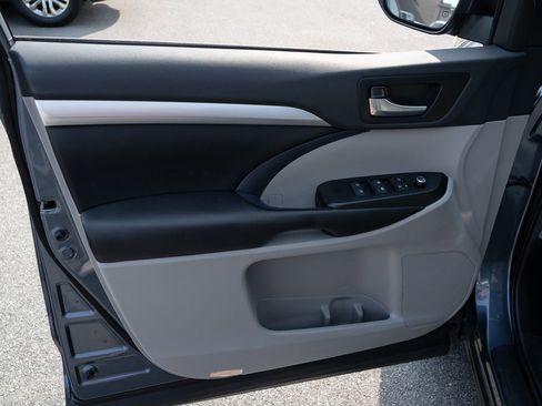 Used 2019 Toyota Highlander XLE image 17