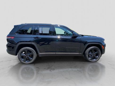 Certified 2025 Jeep Grand Cherokee Altitude AWD/4WD image 11