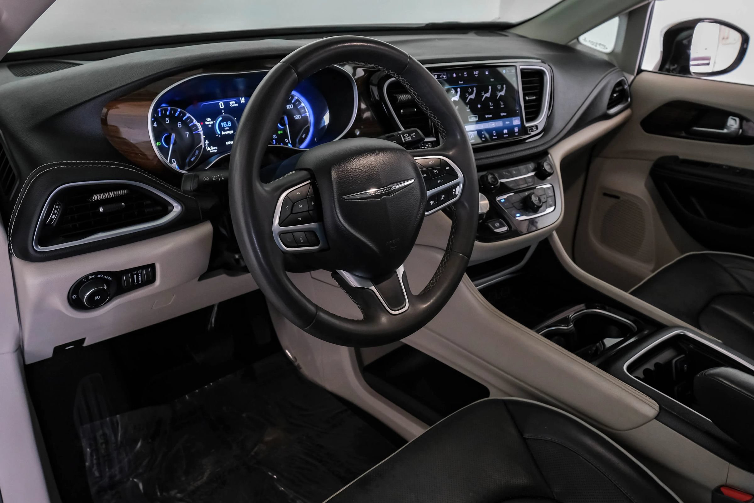 Used 2022 Chrysler Pacifica Limited FWD image 2