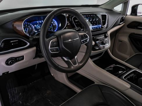 Used 2022 Chrysler Pacifica Limited FWD image 2
