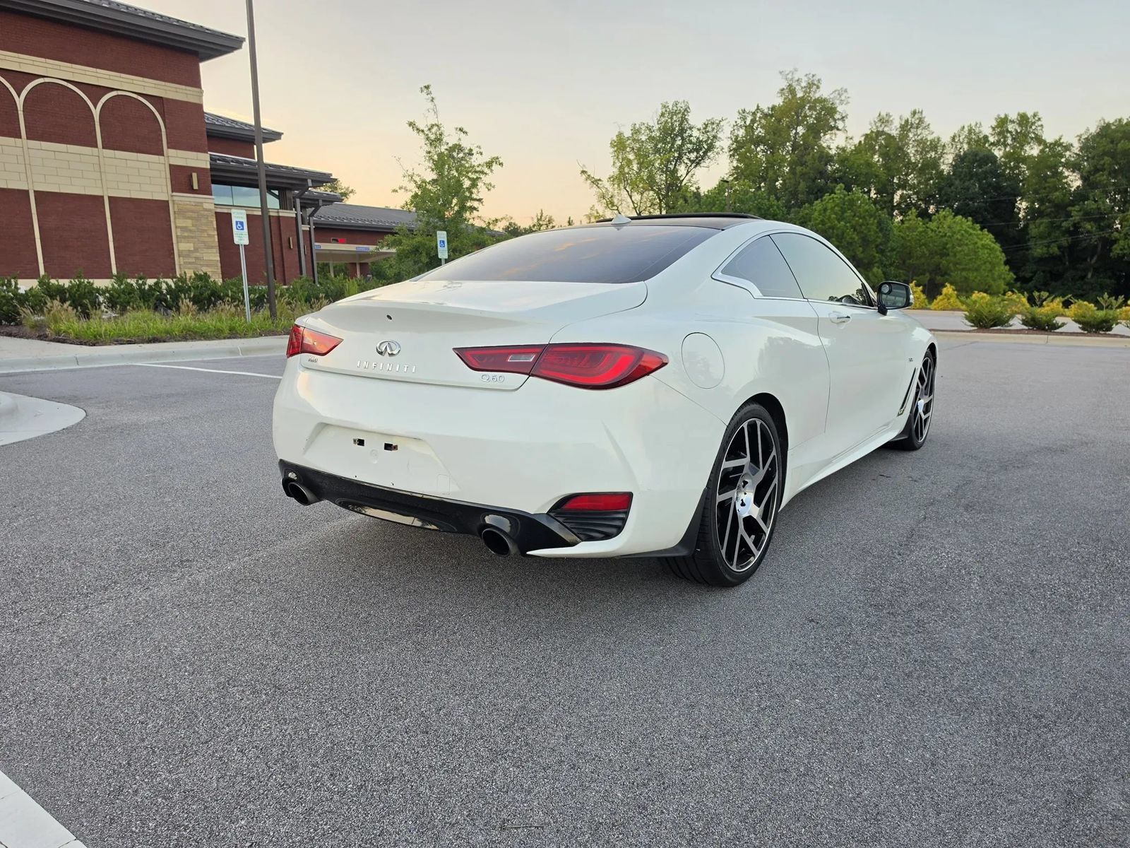 Used 2017 INFINITI Q60 3.0t w/ Premium Plus Package 3.0T AWD/4WD image 4