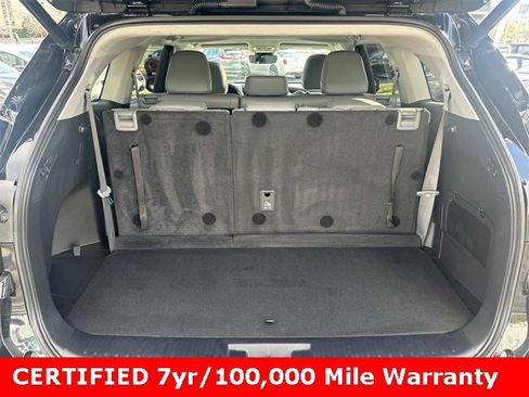 Used 2022 Toyota Highlander XLE image 11