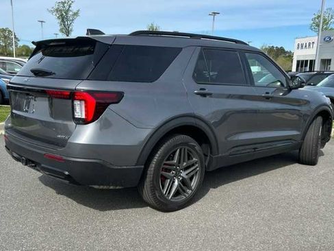 Used 2025 Ford Explorer ST-Line w/ ST-Line Street Pack image 5