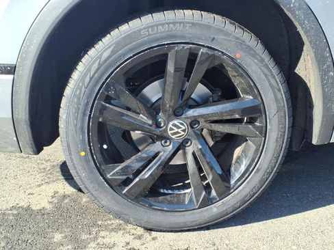Used 2023 Volkswagen Tiguan SE R-Line image 9