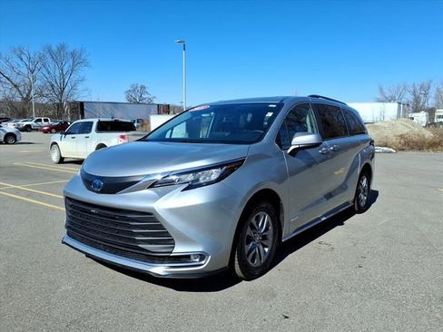Certified 2021 Toyota Sienna XLE image 3