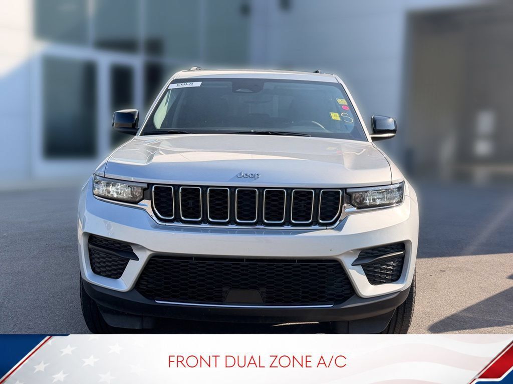 Used 2023 Jeep Grand Cherokee Laredo AWD/4WD image 3