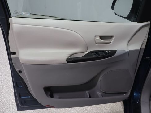 Used 2011 Toyota Sienna LE FWD image 12
