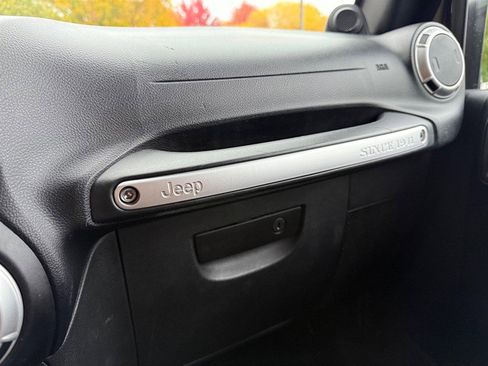 Used 2011 Jeep Wrangler Unlimited Rubicon w/ Connectivity Group image 31