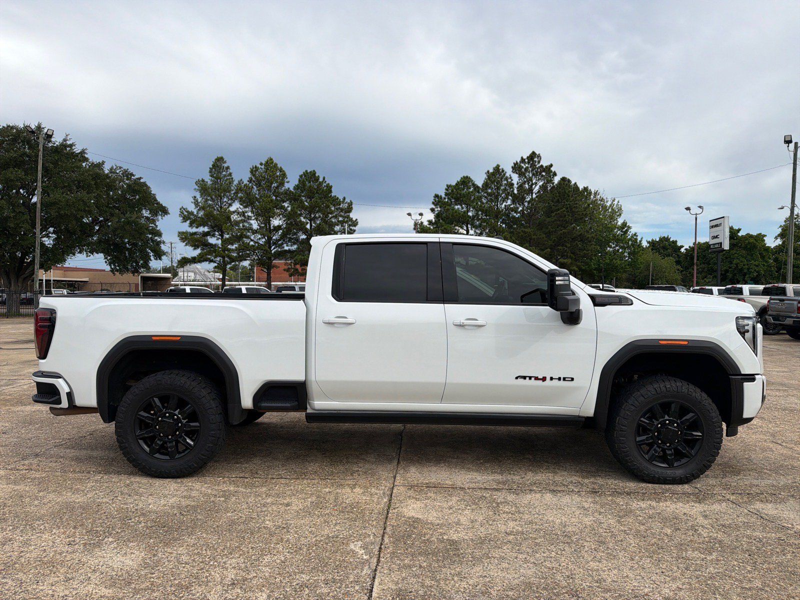 Used 2024 GMC Sierra 2500 AT4 w/ AT4 Premium Plus Package AWD/4WD image 5