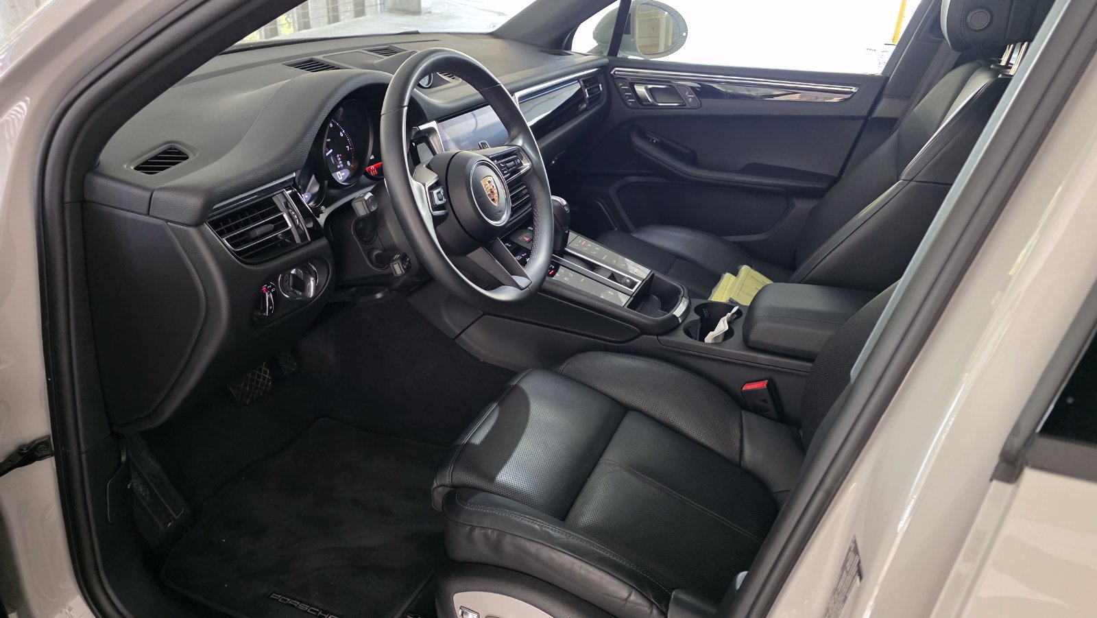 Used 2025 Porsche Macan AWD/4WD image 4