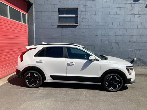 Used 2024 Kia Niro Wind w/ Wind Preserve Package FWD image 2