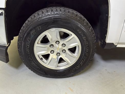 Used 2018 Chevrolet Silverado 1500 LT w/ All Star Edition image 27