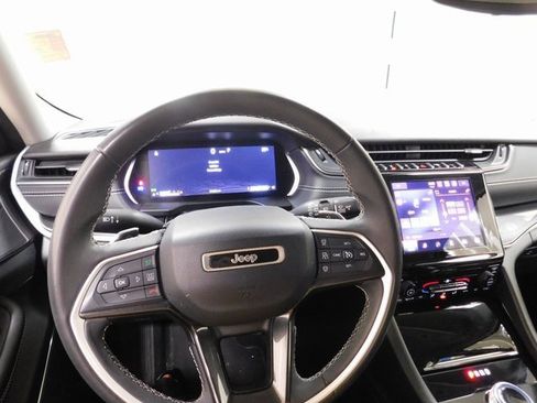 Used 2022 Jeep Grand Cherokee Laredo image 7