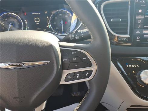 Used 2024 Chrysler Pacifica Touring-L FWD image 25
