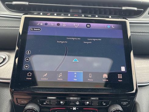 Used 2023 Jeep Grand Cherokee Overland w/ Luxury Tech Group IV AWD/4WD image 16