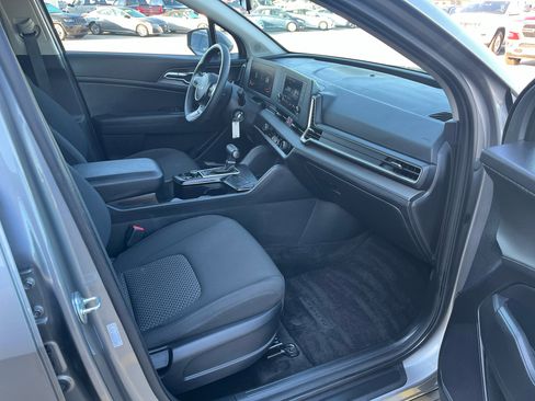 Used 2024 Kia Sportage LX image 8