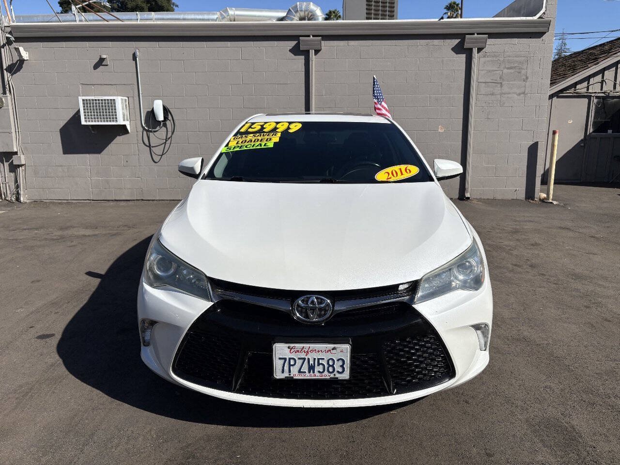 Used 2016 Toyota Camry SE FWD image 3