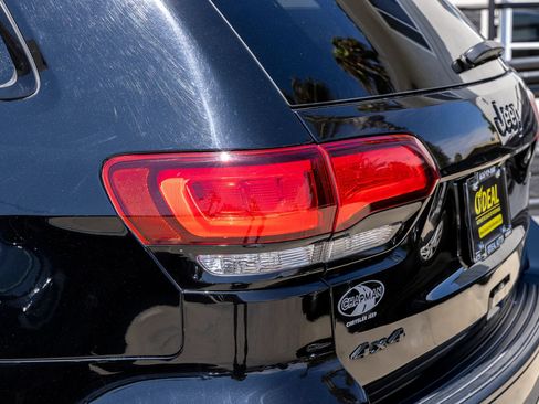 Used 2020 Jeep Grand Cherokee Altitude AWD/4WD image 11
