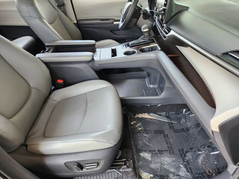 Used 2023 Toyota Sienna XLE FWD image 3