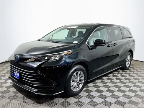Certified 2025 Toyota Sienna LE FWD image 3