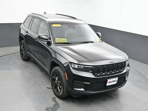 Used 2025 Jeep Grand Cherokee Altitude AWD/4WD image 36