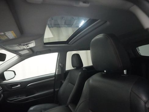 Used 2017 Toyota Highlander Limited AWD/4WD image 32