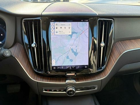 Used 2023 Volvo XC60 B5 Plus image 31