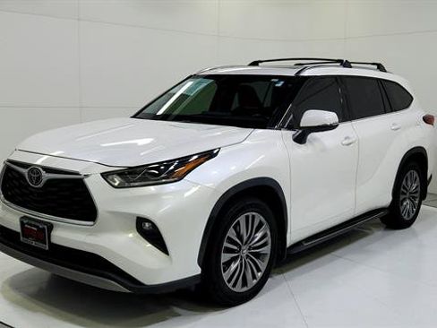 Used 2021 Toyota Highlander Platinum AWD/4WD image 3
