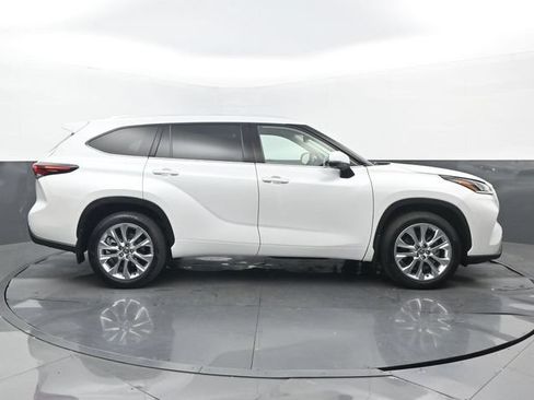 Used 2025 Toyota Highlander Limited FWD image 2