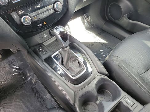 Used 2020 Nissan Rogue SL w/ Premium Package image 18