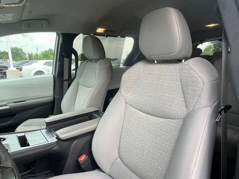 Used 2025 Toyota Sienna LE FWD image 19