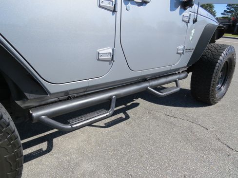 Used 2015 Jeep Wrangler Unlimited Rubicon w/ Connectivity Group image 11